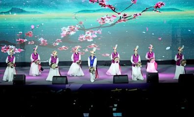 多國(guó)藝術(shù)團(tuán)隊(duì)共譜青春樂章，舞臺(tái)藝術(shù)造型點(diǎn)亮新都之夜——記“成都國(guó)際友城青年音樂會(huì)”